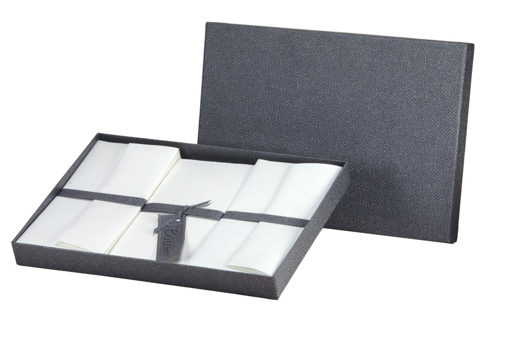 Graue Box mit Briefpapier-Set. DIN A4 Umschläge und Briefpapier in weiß.