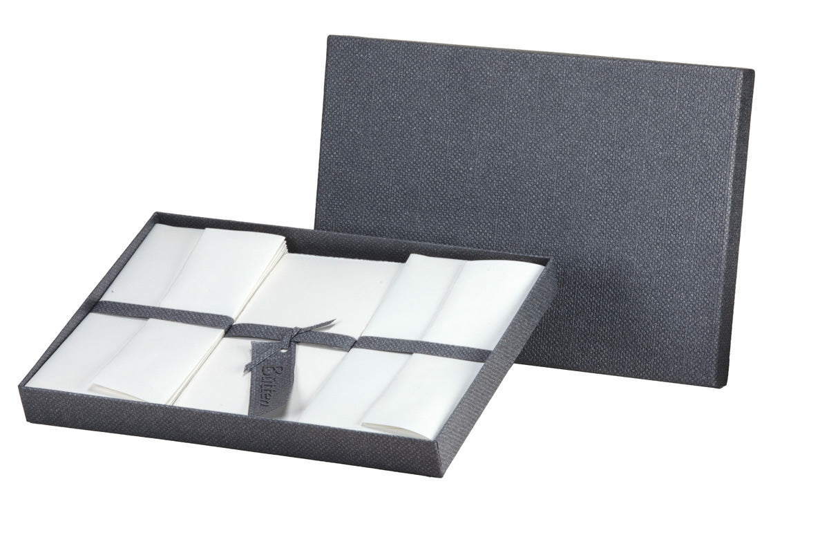 Graue Box mit Briefpapier-Set. DIN A4 Umschläge und Briefpapier in weiß.